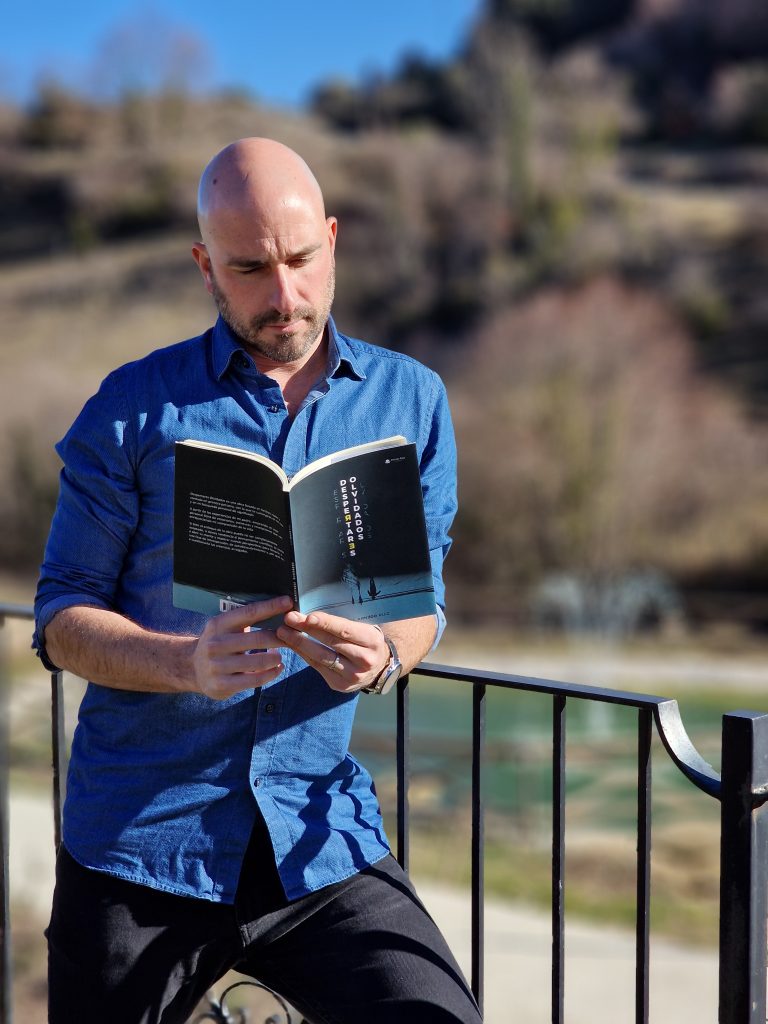 Luis Arnedo, autor del libro, leyendo Despertares Olvidados